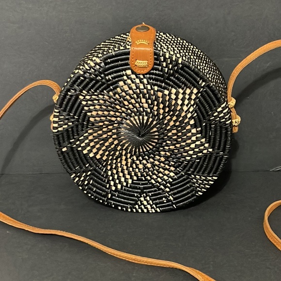 BLACK AND TAN ROUND RATTAN PURSE - Picture 2 of 12
